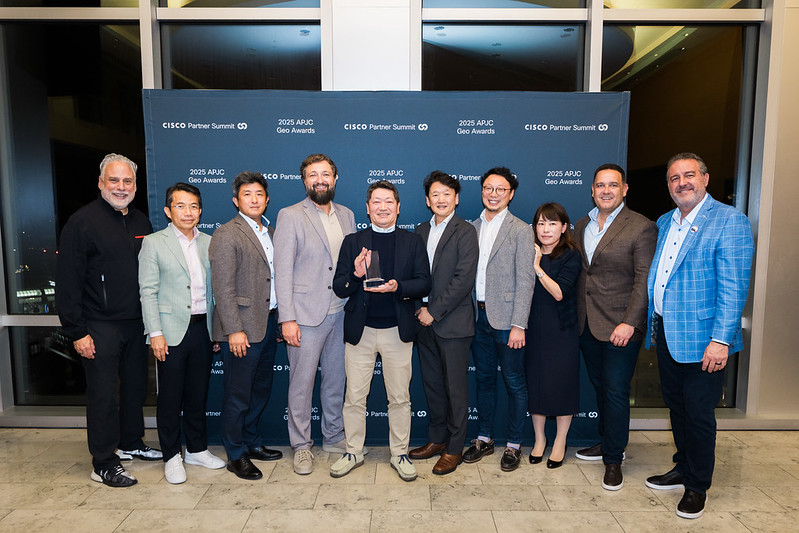 ユニアデックスの受賞者やシスコの贈賞者が一堂に会した集合写真